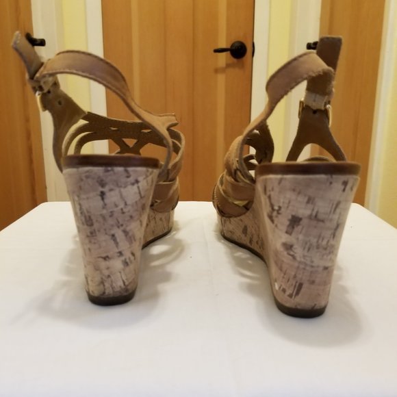 Kelly & Katie tan platform sandals - Picture 3 of 4